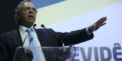 Paulo Guedes afirma que renuncia se Previdência virar “reforminha”, diz revista