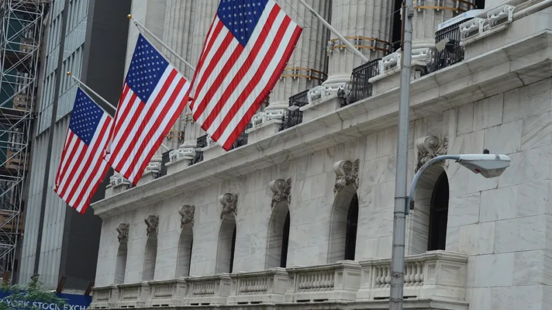 S&P 500 cai 7% e circuit breaker é acionado em Nova York