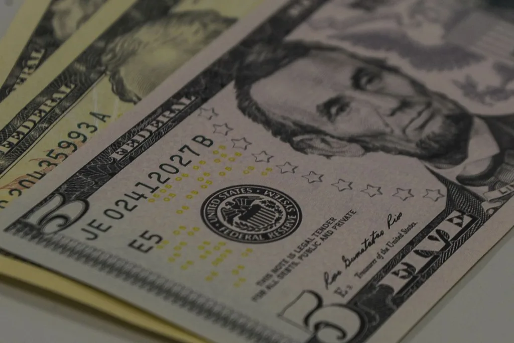 Dólar abre em queda de 1,5% com após ajuda do Fed