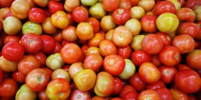 Inflação para famílias de baixa renda avança; preço do tomate é destaque