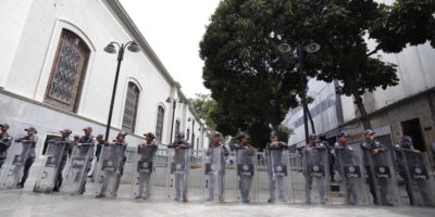 Na Venezuela, Parlamento é fechado novamente por alerta de bomba