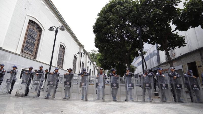 Na Venezuela, Parlamento é fechado novamente por alerta de bomba