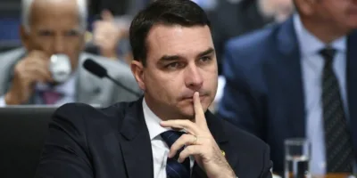 MPRJ pedirá quebra de sigilo bancário e fiscal de Flávio Bolsonaro e Queiroz