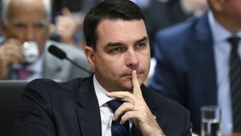 Justiça autoriza quebra de sigilo de Flávio Bolsonaro e de ex-assessor