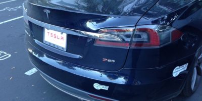 Carro elétrico da Tesla pega fogo em estacionamento em Hong Kong, diz jornal