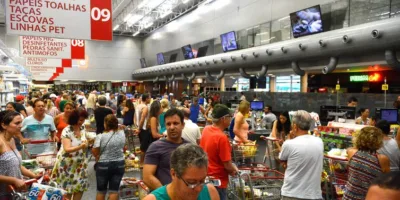 Confiança do consumidor registra quarto recuo seguido, diz FGV