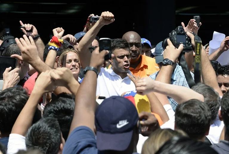 Venezuela: Leopoldo López, opositor de Maduro, tem prisão decretada