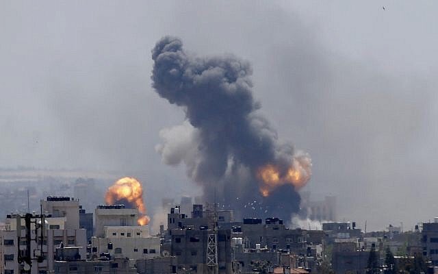 Israel responde com ataques em massa após Gaza disparar 450 foguetes