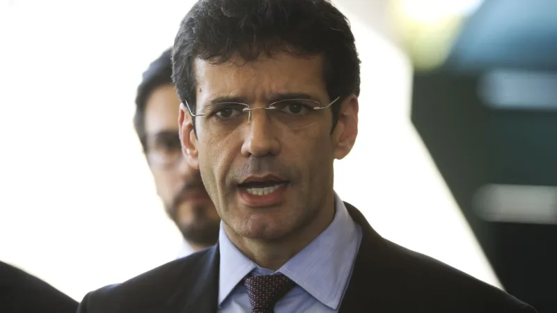 Tendência é que Bolsonaro vete emenda que proíbe cobrança de bagagens, diz ministro
