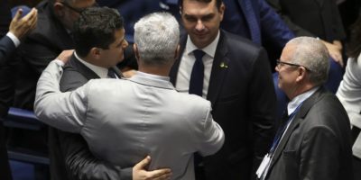 Flávio Bolsonaro: Receita montará equipe especial para investigar senador e mais 94