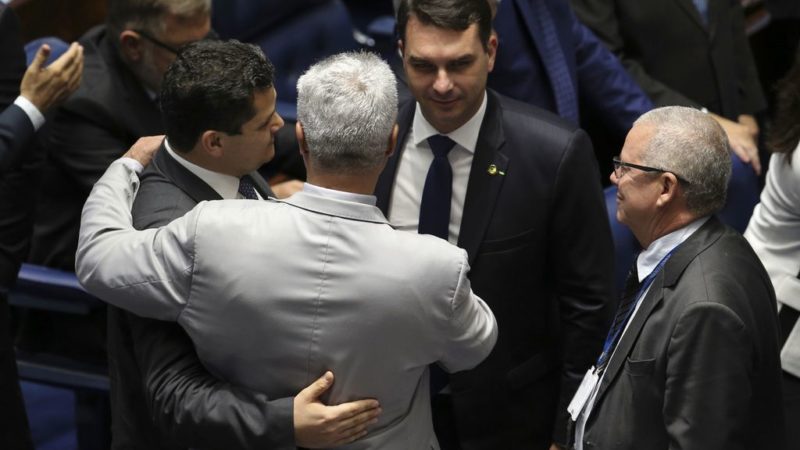 Flávio Bolsonaro: Receita montará equipe especial para investigar senador e mais 94