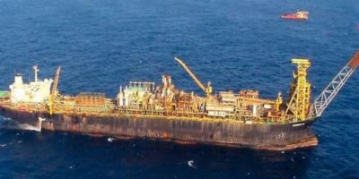 Petrobras informa vazamento de 300 litros de óleo na plataforma P-31