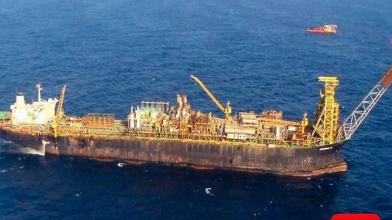 Petrobras informa vazamento de 300 litros de óleo na plataforma P-31