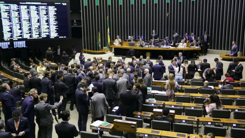 Câmara rejeita emenda que limitava atuação da Receita Federal contra corrupção