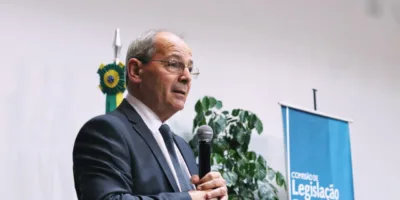 Correios: Presidente anuncia saída da estatal e envia carta a funcionários