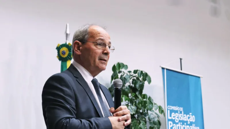 Correios: Presidente anuncia saída da estatal e envia carta a funcionários