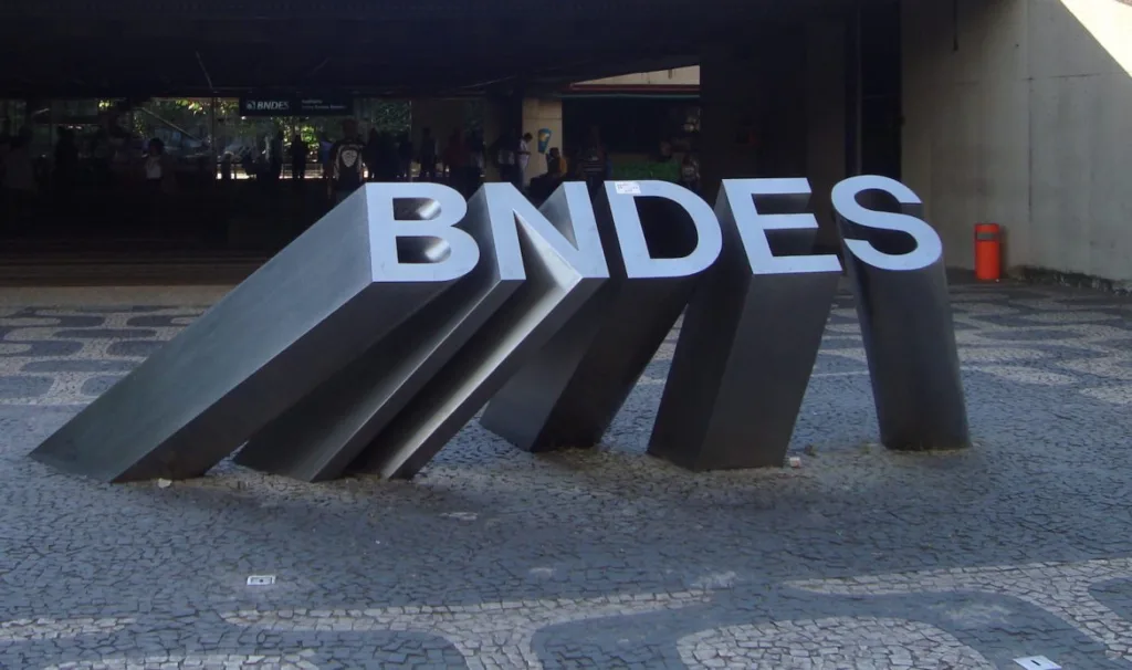 Em meio à pandemia do novo coronavírus (Covid-19), o BNDES fez mais uma venda de ativos de sua carteira de investimentos.