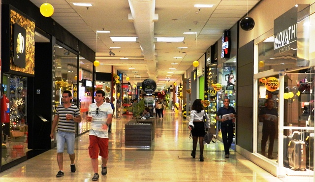 Coronavírus: faturamento cai 90% para um terço dos comércios em shoppings de SP