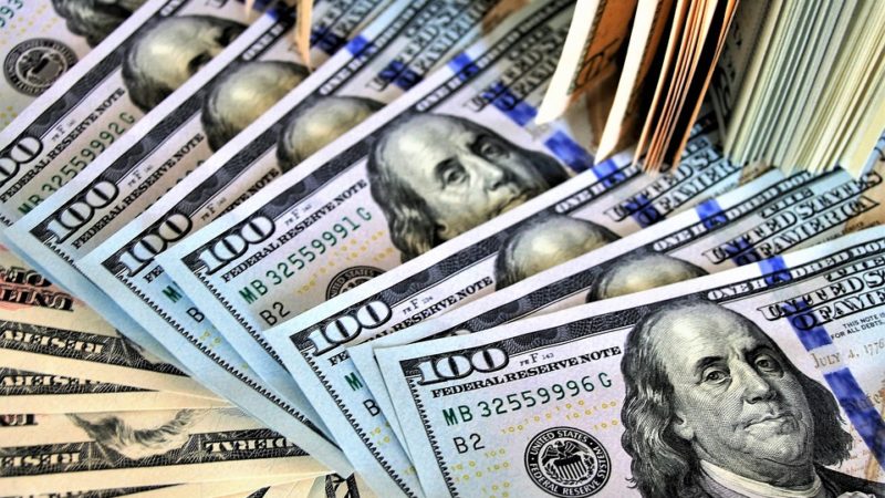 Dólar fecha em alta de 0,5%, a R$ 5,623, com fiscal e Trump