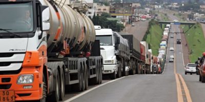 Caminhoneiros fazem greve de 24 horas no Porto de Santos