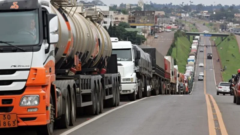 Caminhoneiros fazem greve de 24 horas no Porto de Santos