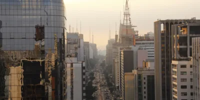 Total de empresas e organizações ativas cai entre 2016 e 2017, diz IBGE