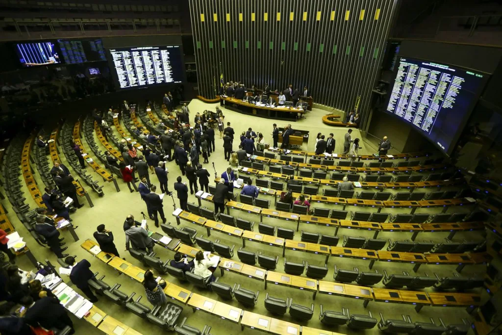 Relatório da reforma da Previdência é aprovado na CCJ; proposta segue para o plenário