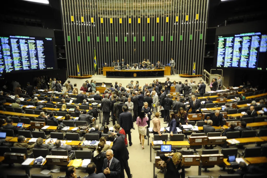 Risco País cai ao menor nível desde 2014 após reforma da Previdência