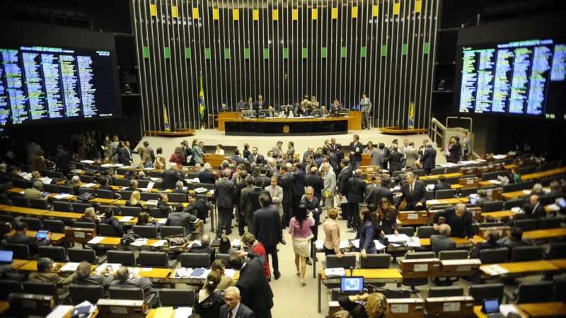 Risco País cai ao menor nível desde 2014 após Previdência