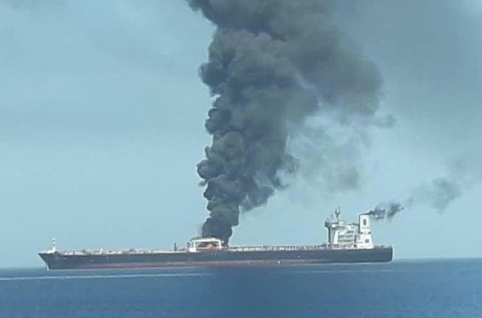 Navios petroleiros são atacados no golfo de Omã, afirmam operadoras