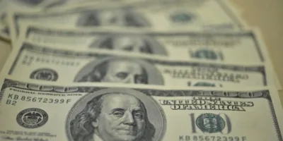 Dólar abre a semana em queda atento ao Brexit e previsões do Boletim Focus