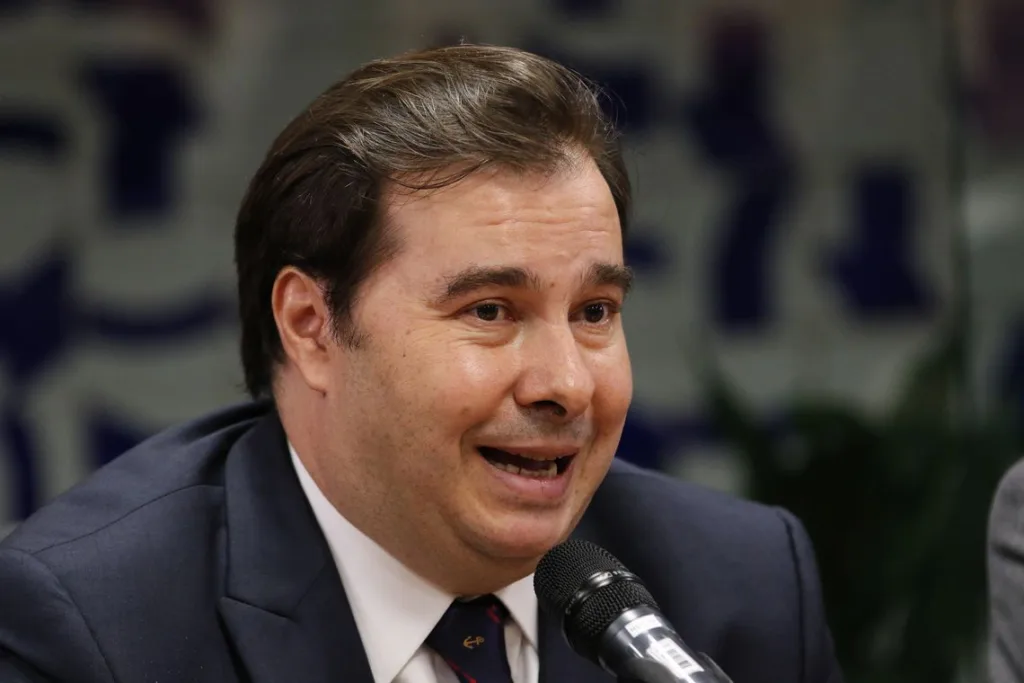 Maia descarta corte de salários para financiar coronavoucher