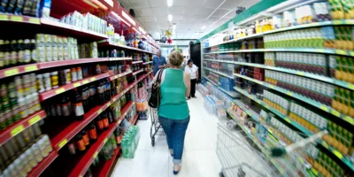 Confiança do consumidor sobe 1,9 pontos em junho após 4 quedas