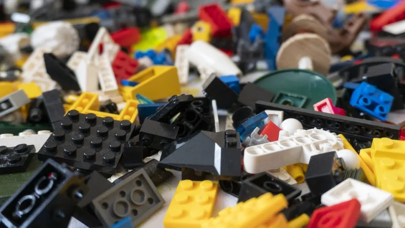 Kirkbi, dona da Lego, e Blackstone devem comprar concorrente da Disney
