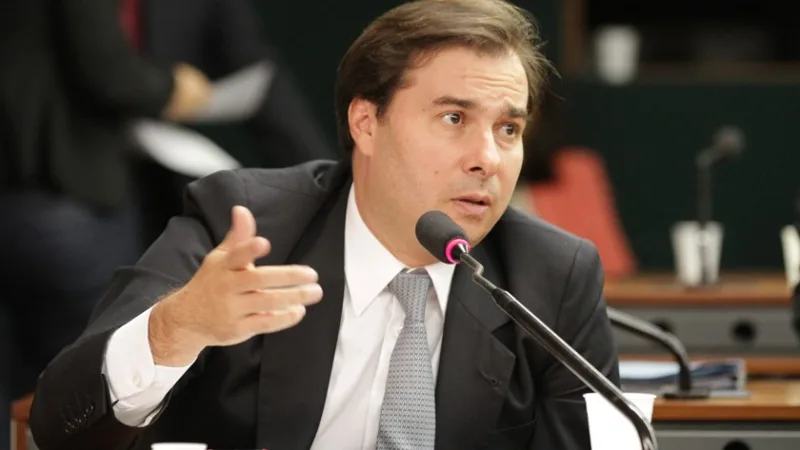 Rodrigo Maia recua após acusar presidente do BC de vazar conversa