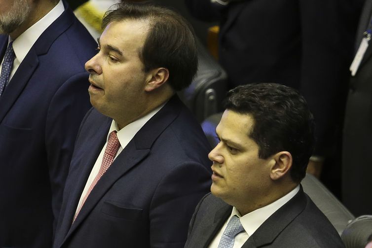 Parlamentares querem reeleição de Maia e de Alcolumbre, diz jornal