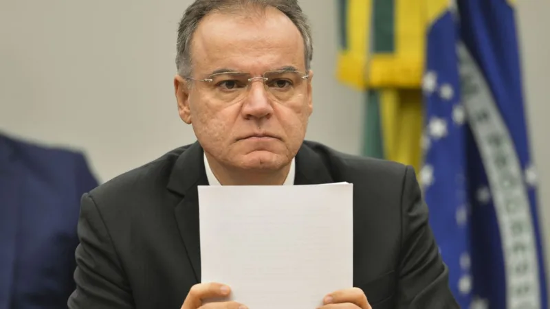 Comissão retira policiais militares e bombeiros da reforma da Previdência