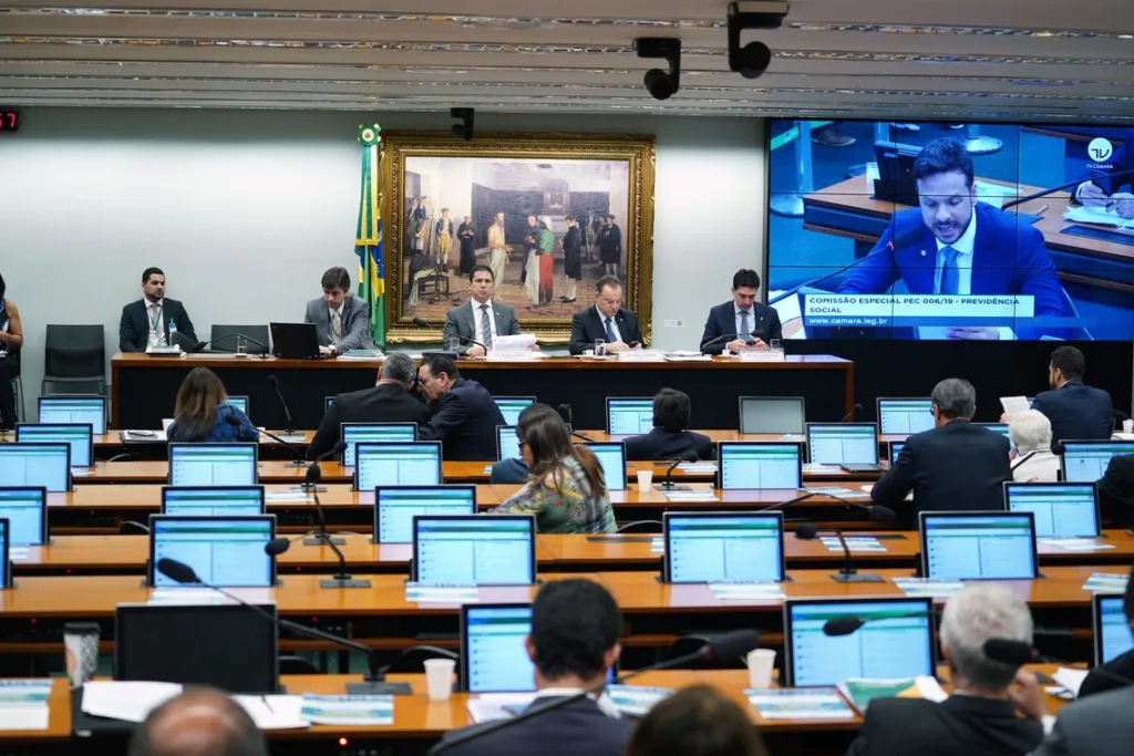 Comissão especial da Câmara aprova reforma da Previdência