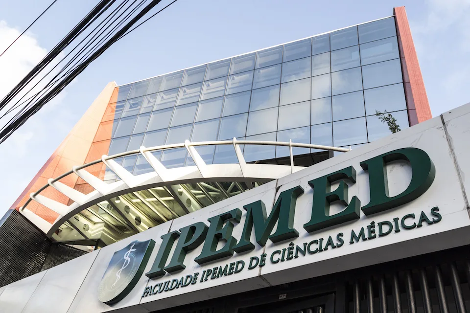 Afya levanta R$ 1 bilhão na Nasdaq