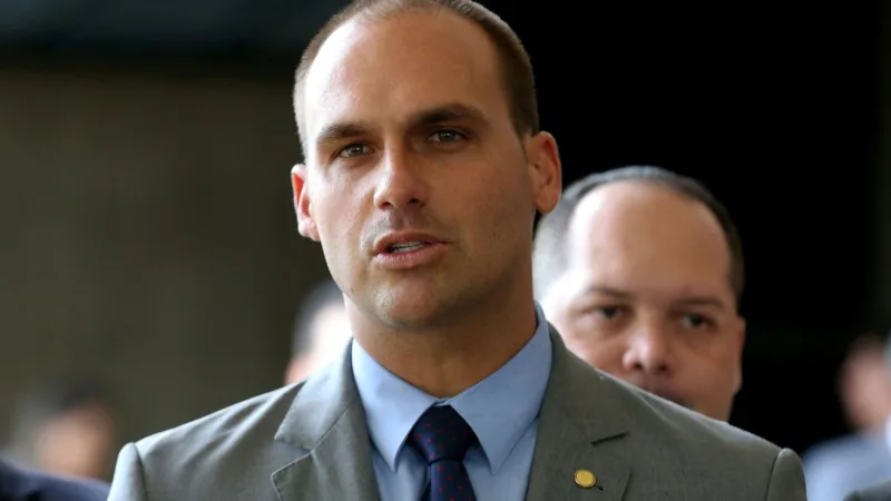 Oposição tem estratégias para impedir Eduardo Bolsonaro como embaixador