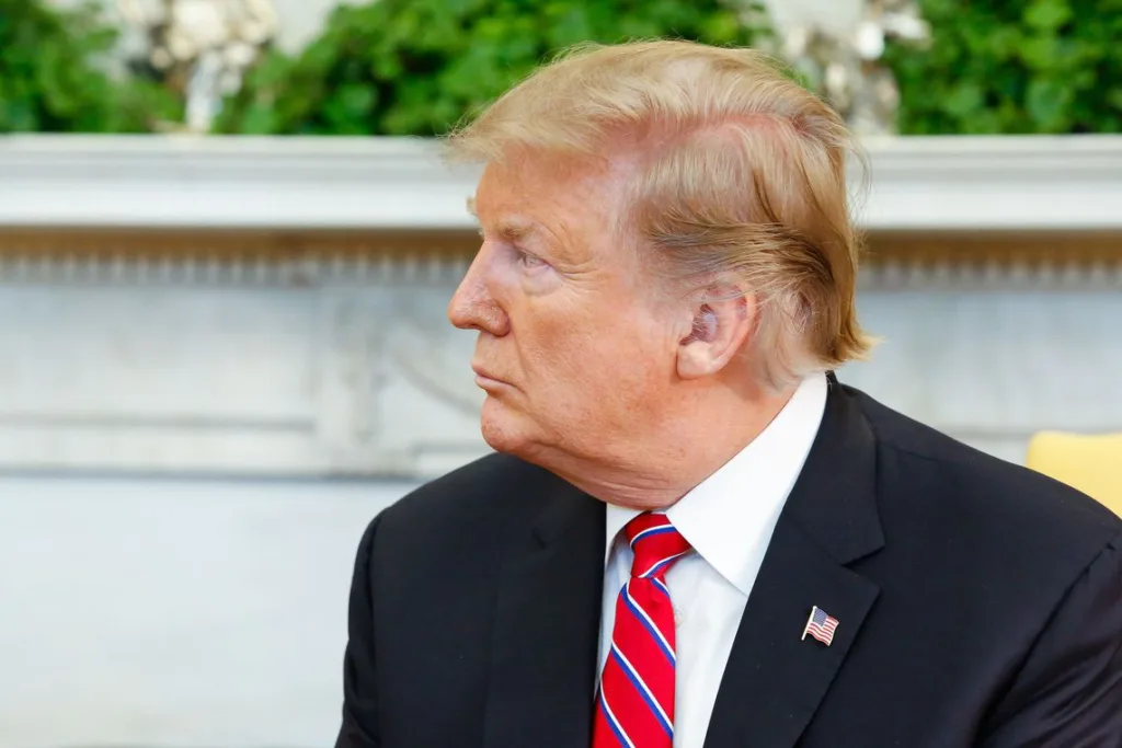 O presidente dos Estados Unidos, Donald Trump, informou que deixará o hospital Walter Reed no início dessa noite.