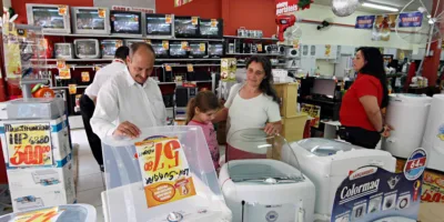 Intenção de consumo das famílias recua 2,5% em março, aponta CNC