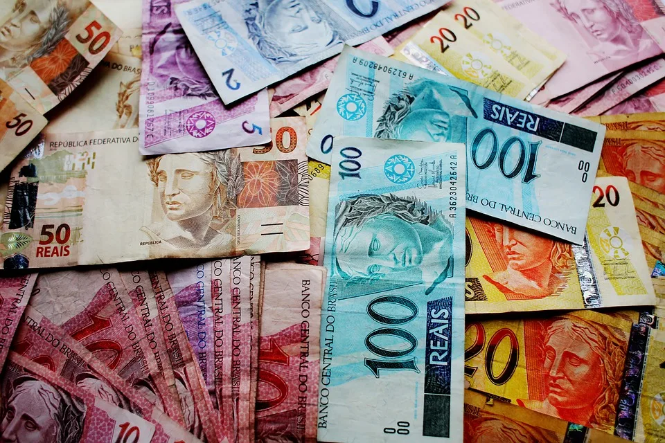 Tarifas bancárias sobem até 393%; saiba como se livrar delas