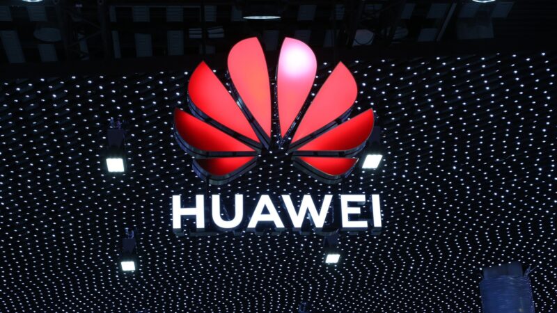 Huawei se envolve em polêmica após xingamentos no Twitter