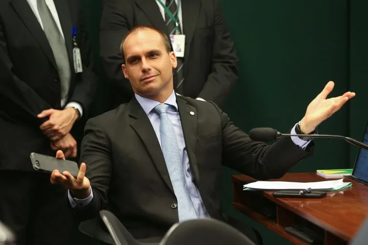 MPF entra com ação contra indicação de Eduardo Bolsonaro à embaixada
