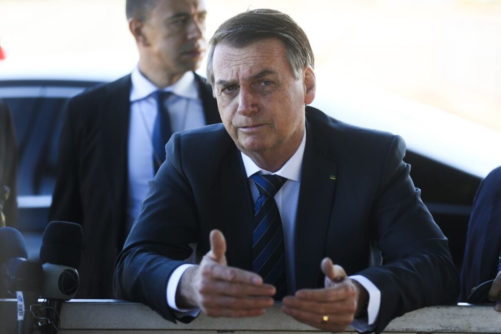 Bolsonaro assina decreto que facilita privatização de elétricas