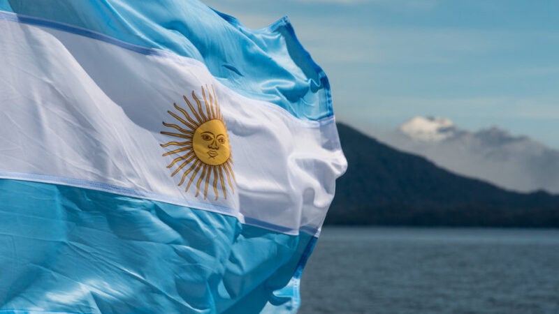 BC da Argentina corta taxa básica de juros para 40% ao ano
