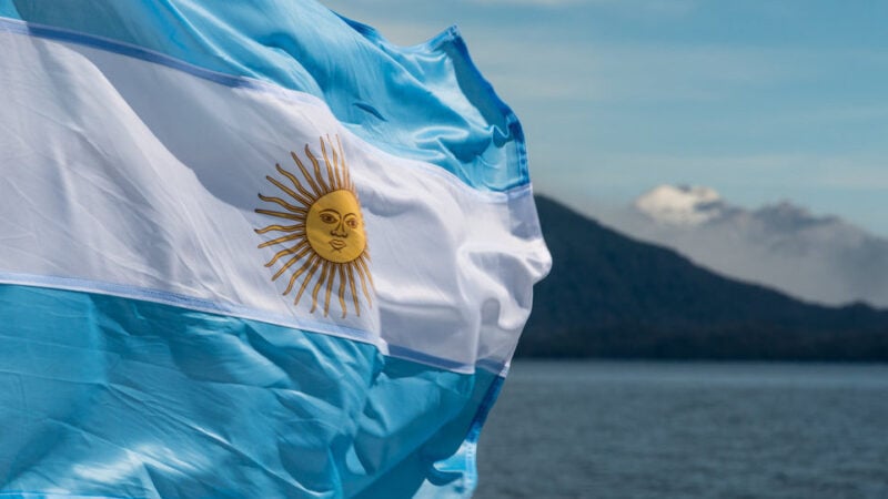 Argentina: peso recua e risco-país atinge nível mais alto em 14 anos