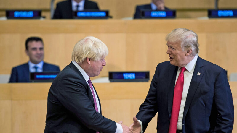 Trump e Boris Johnson articulam acordo comercial pós-Brexit