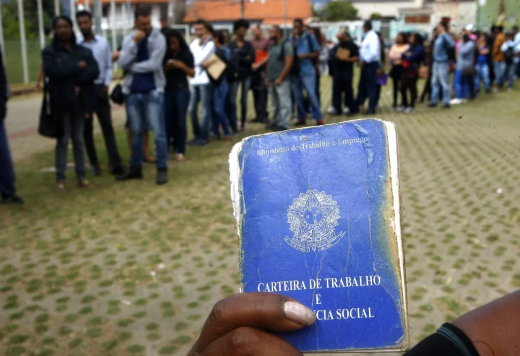 Taxa de desemprego recua 8,9% no trimestre